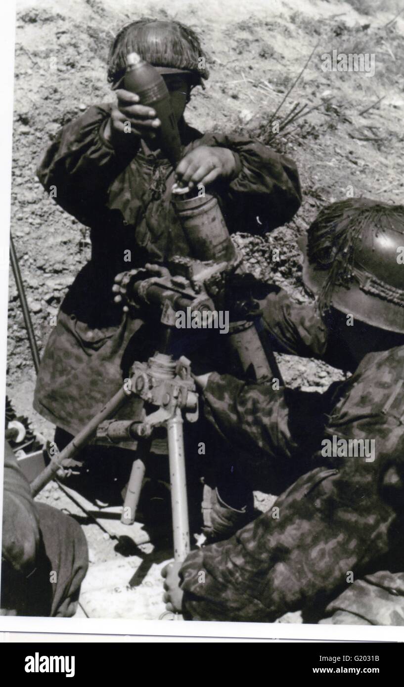 Waffen SS mortaio equipaggio in camuffamento Italia 1944 Foto Stock
