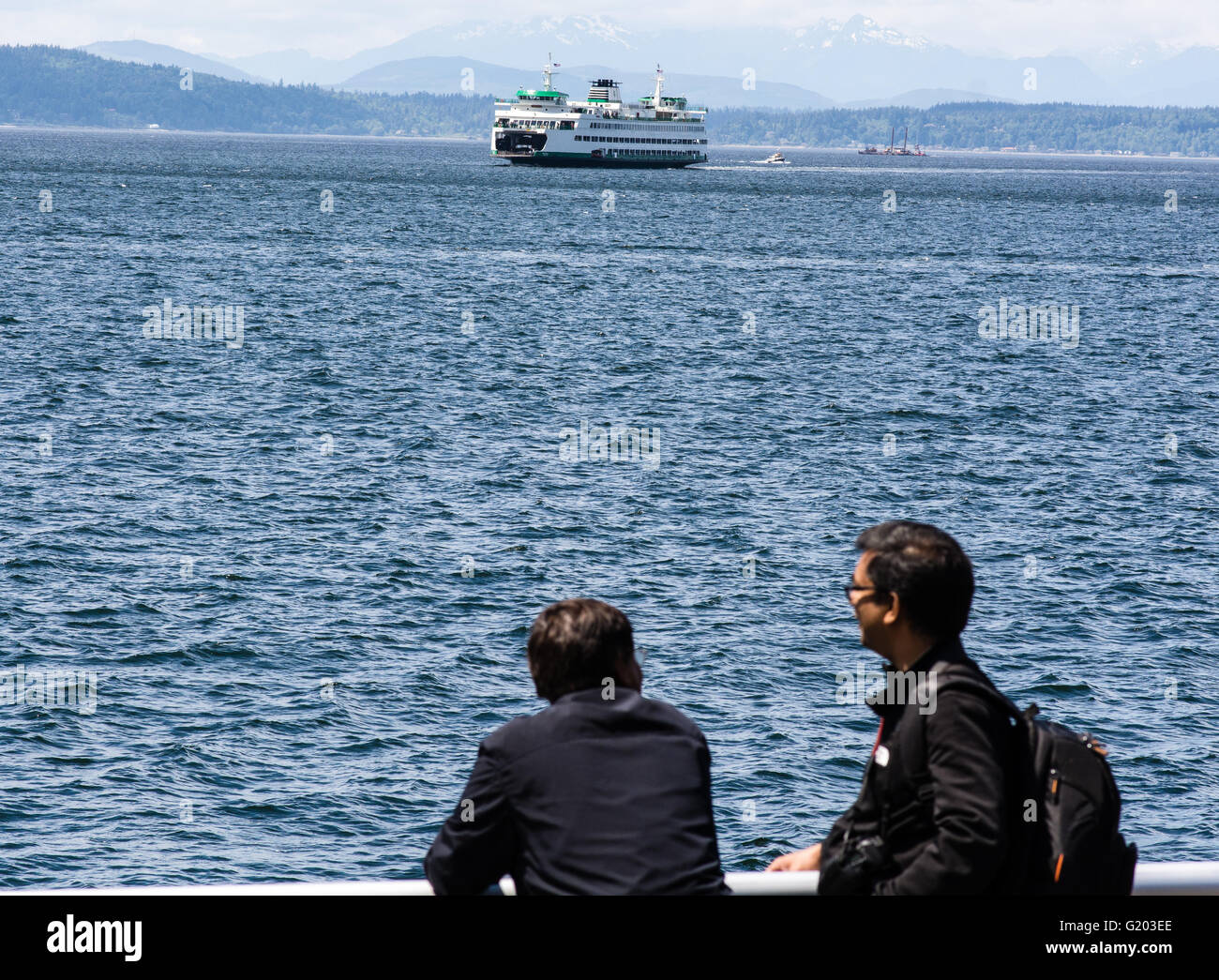 Un traghetto che trasporta persone e automobili attraverso Puget Sound Foto Stock