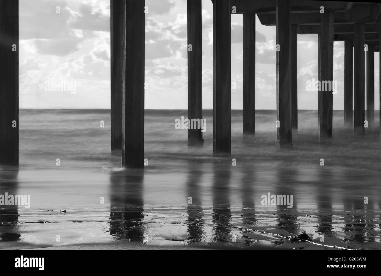Il Boardwalk - Vista del molo tralicci sulla spiaggia, immagine in bianco e nero La Jolla Beach, California Foto Stock