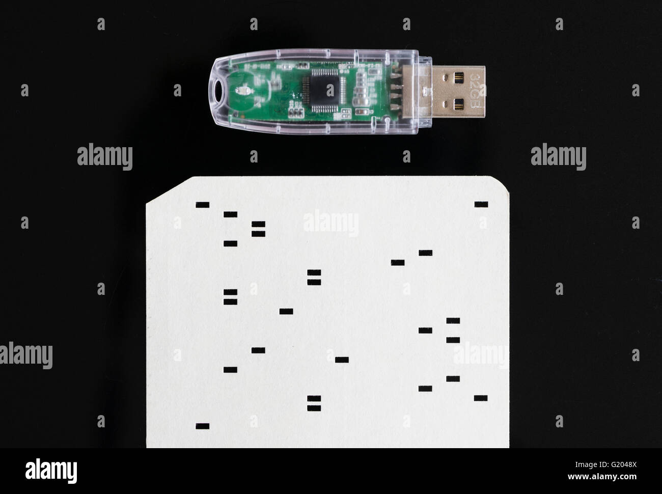 Close-up di un moderno 32GB memory stick USB dal 2016 accanto alla storica primi computer punch card (circa dal 1970) Foto Stock