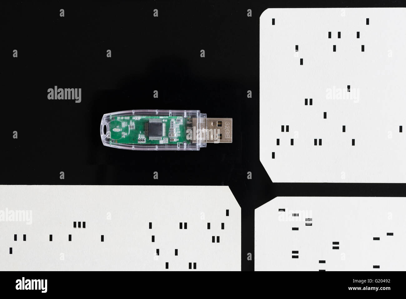 Close-up di un moderno 32GB memory stick USB dal 2016 accanto alla storica primi computer punch card (circa dal 1970) Foto Stock