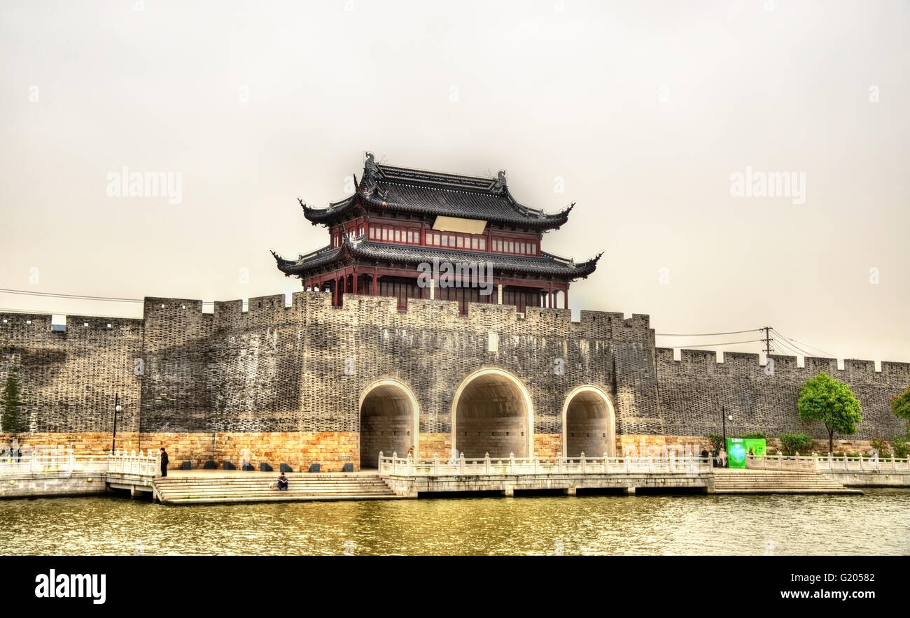 Gate e le mura della città di Suzhou Foto Stock