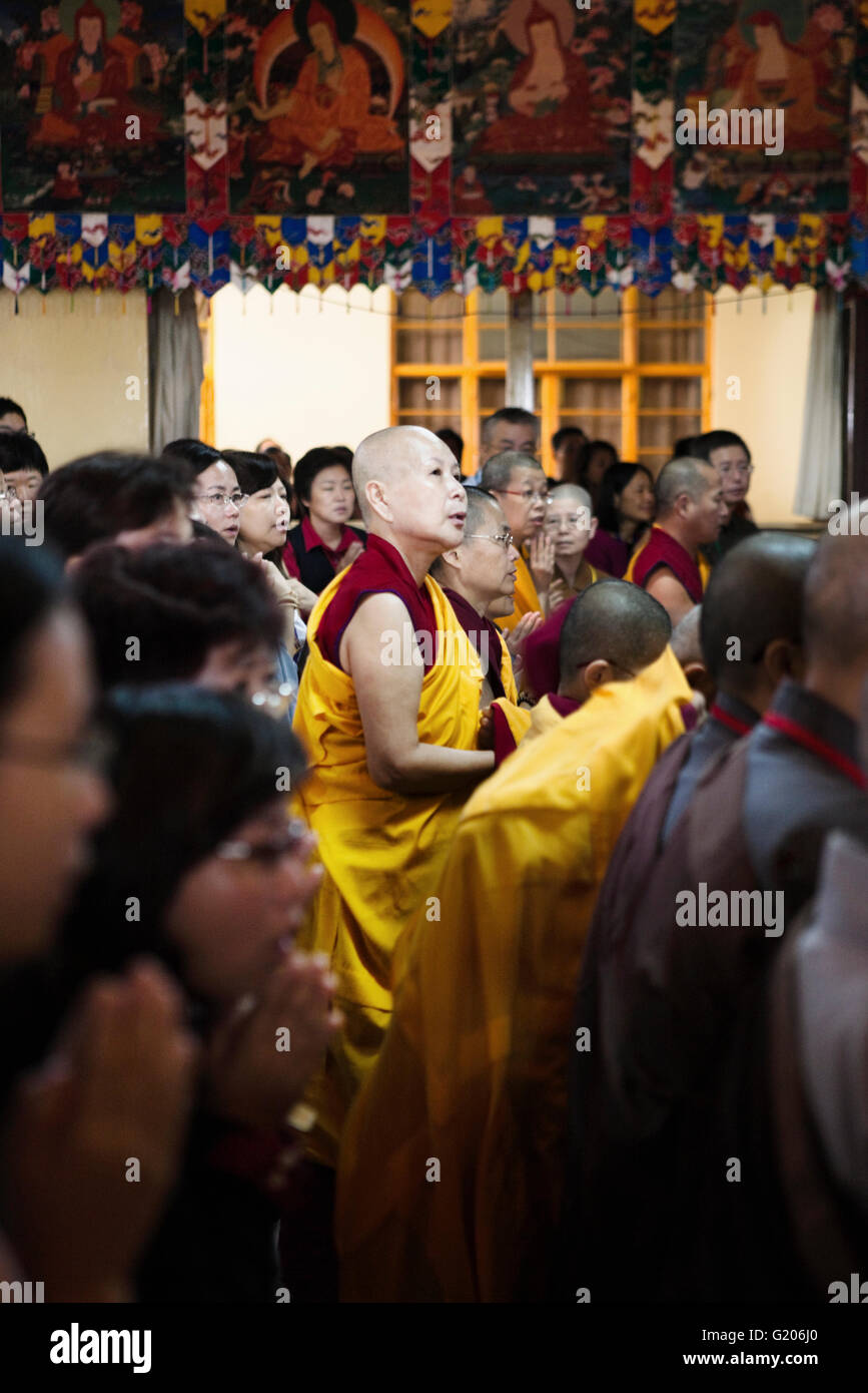 Centinaia di monaci tibetani, monache e altri devoti si riuniscono per il quinto giorno di insegnamenti di Sua Santità il Dalai Lama. Foto Stock