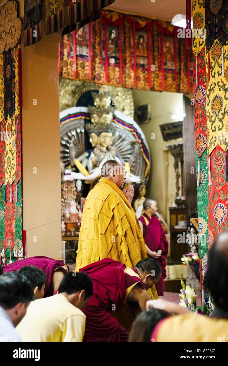 Sua Santità il Dalai Lama inizia un giorno di insegnamenti al tempio Tsuglagkhang in McLeod Ganj Dharamsala, in India. Foto Stock