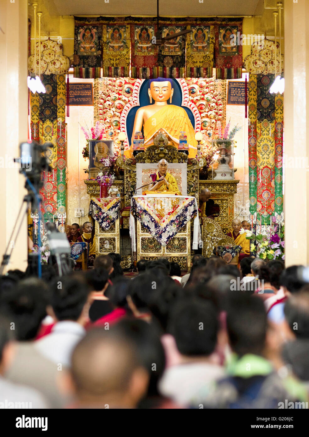 Sua Santità il Dalai Lama inizia un giorno di insegnamenti al tempio Tsuglagkhang in McLeod Ganj Dharamsala, in India. Foto Stock