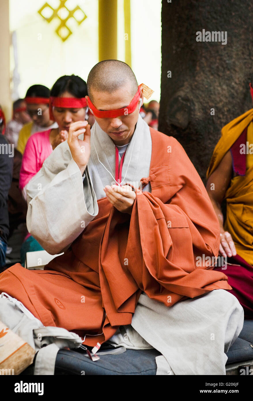 Un monaco prega durante un tibetano Chenrezig iniziazione. McLeod Ganj Dharamsala, in India. Foto Stock