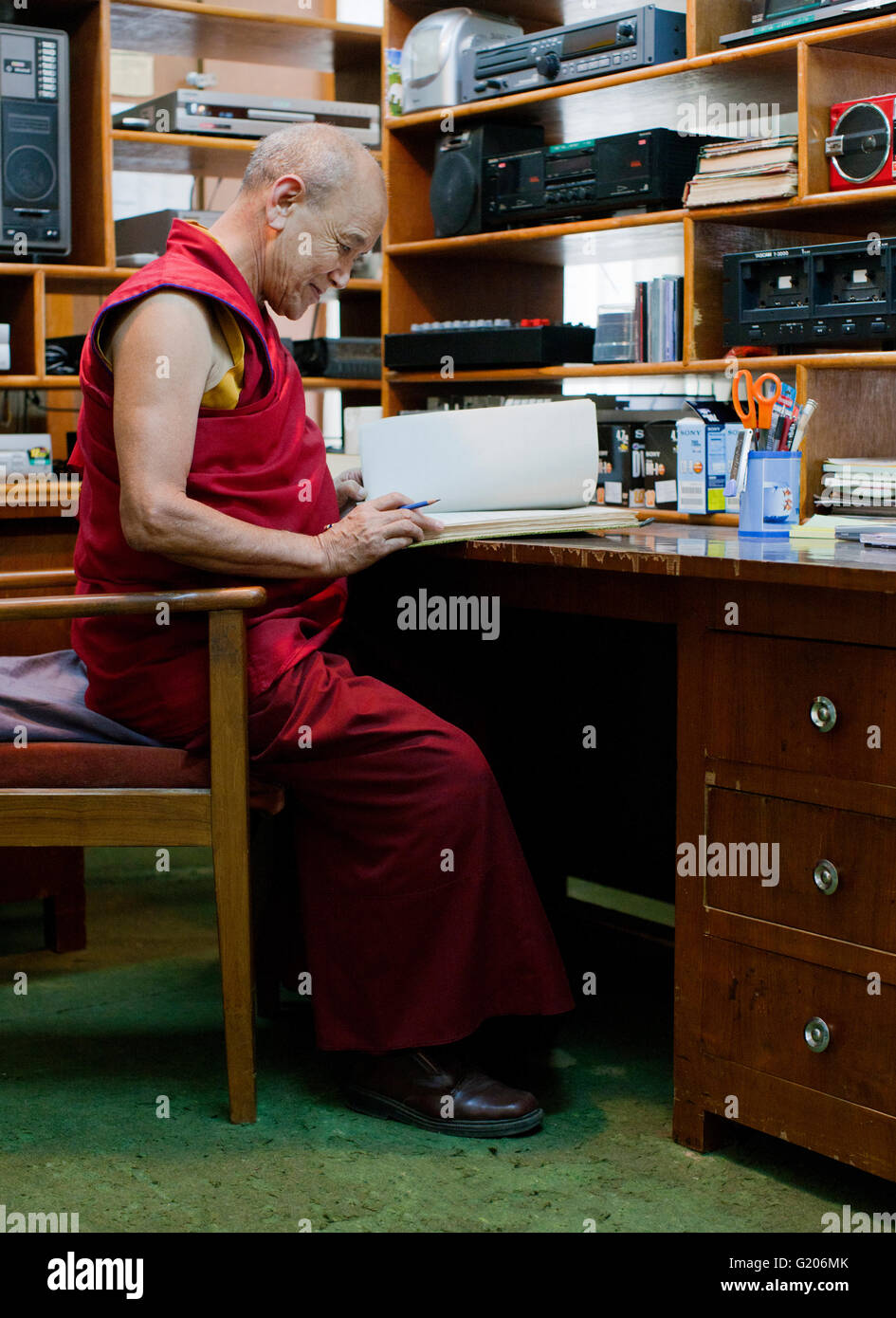 Un monaco lavora presso il governo tibetano Biblioteca e Archivio raccolta.McLeod Ganj, Dharamsala,l'India Foto Stock