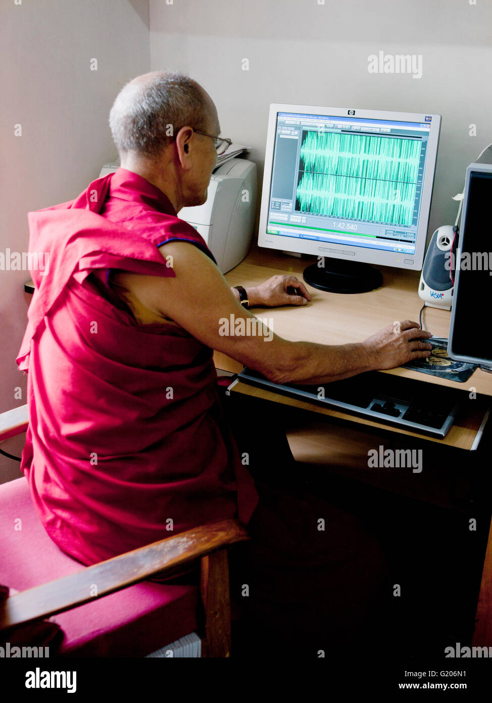 Un monaco modifiche audio da un Dalai Lama parlare al governo tibetano Biblioteca e Archivio.Mcleod Ganj, Dharamsala,l'India, Foto Stock