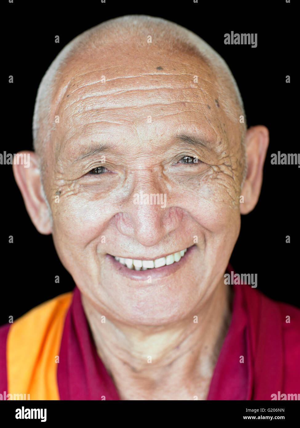 Un ritratto di monaco tibetano e della filosofia buddista maestro Ghesce Sonam Rinchen. Foto Stock