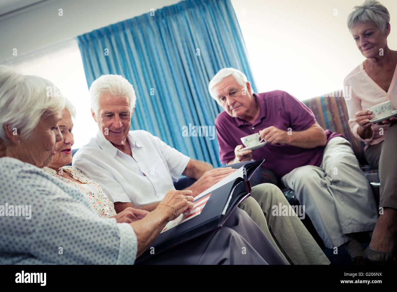 Gli anziani guardando le immagini Foto Stock