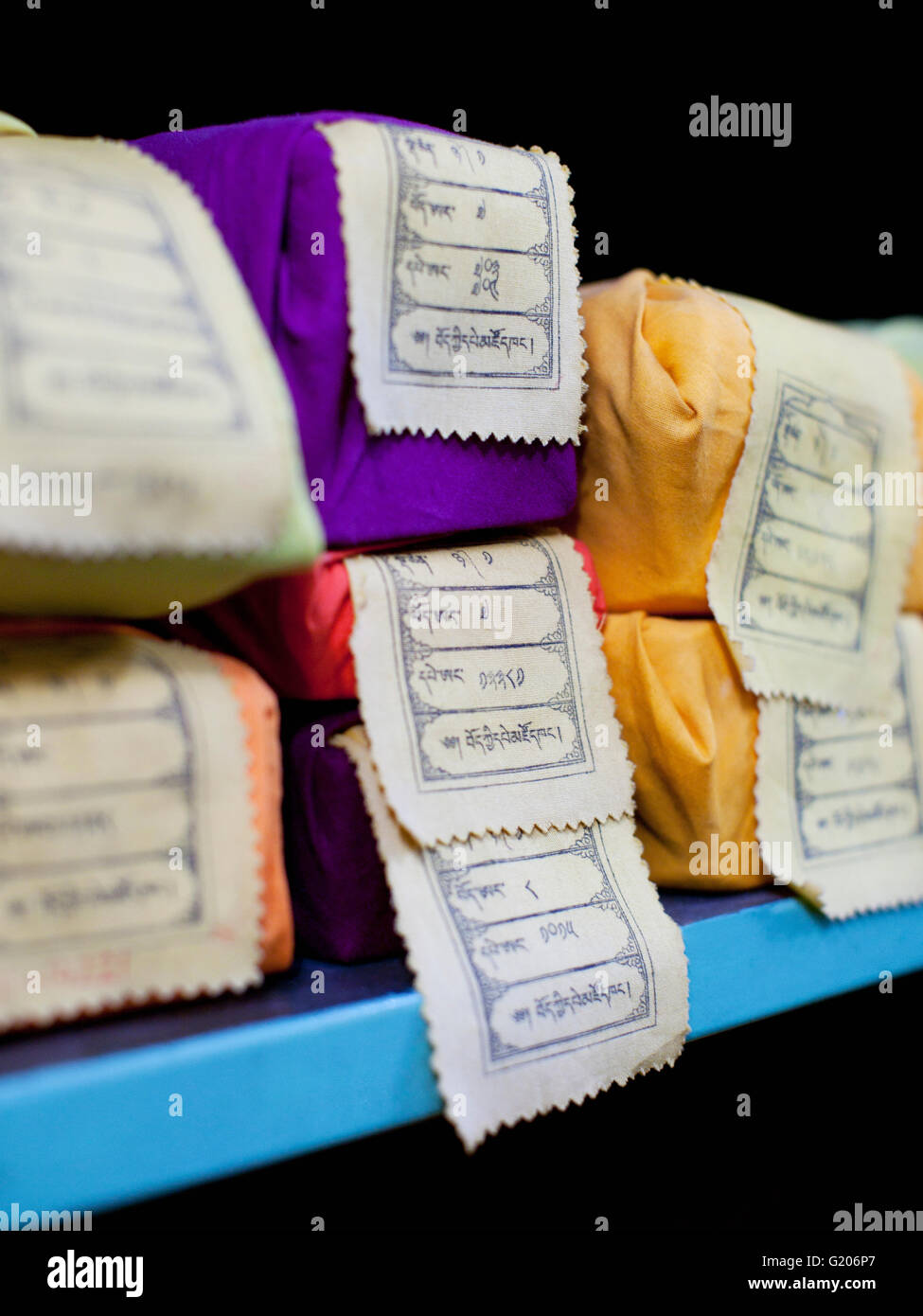 Antica Buddista Tibetana testi conservati presso la biblioteca di opere tibetano e archivi. Mcleod Ganj Dharamsala, in India. Foto Stock