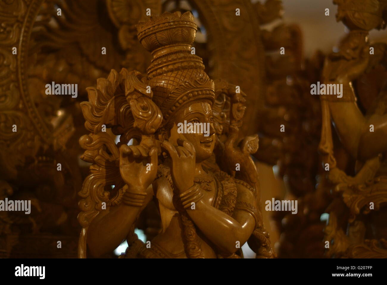 L'idolo di Krishna in legno Foto Stock
