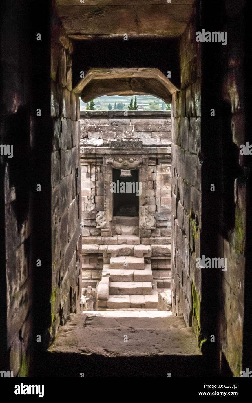 Vista dall'interno di uno dei templi di Arjuna composto sul Dieng Plateau, amministrativamente situato a Banjarnegara, Giava Centrale, Indonesia. Foto Stock