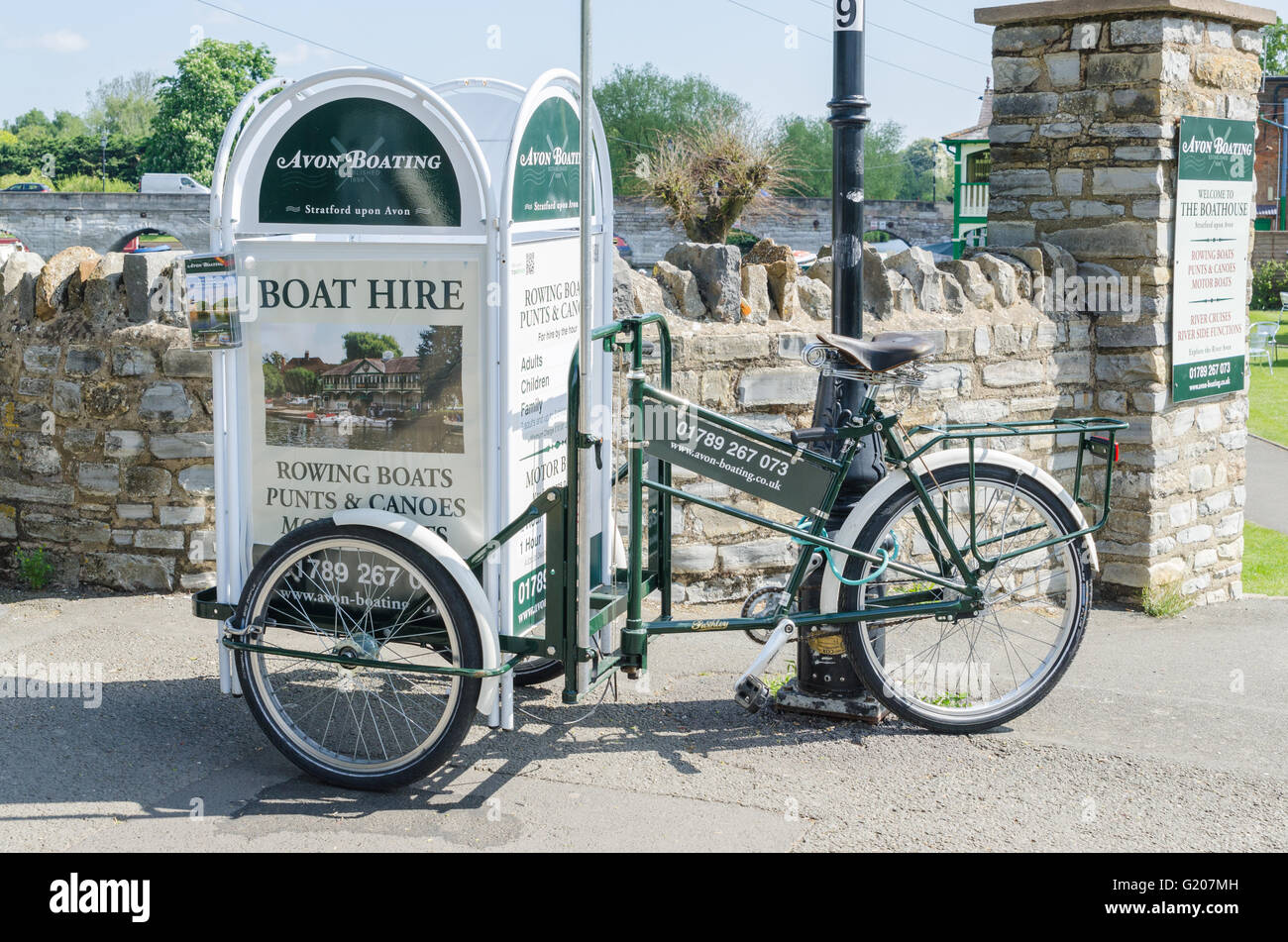 Il triciclo pubblicità Avon barca noleggio barche sul fiume Avon a Stratford-upon-Avon, Warwickshire Foto Stock