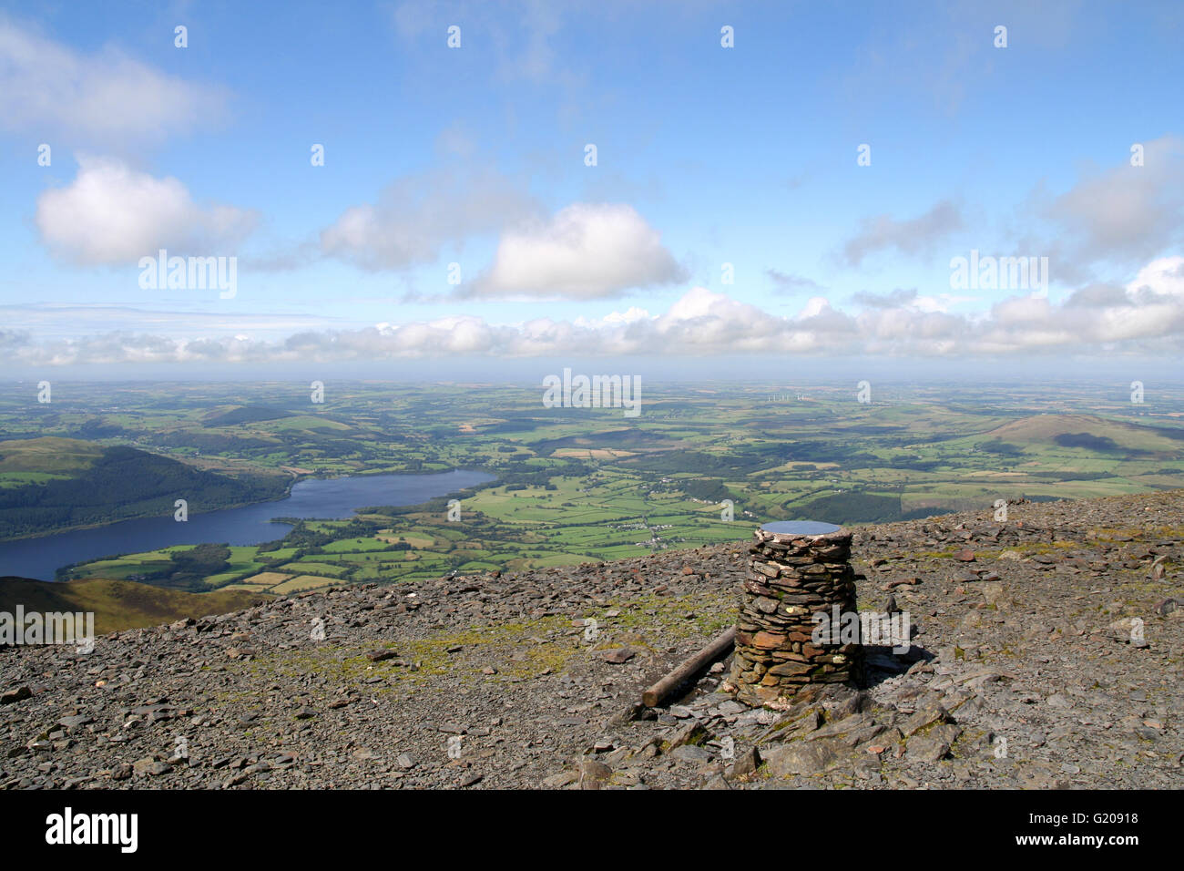 Vista dal vertice di Skiddaw guardando a Nord Ovest compresi Bassenthwaite lago e la pianura pennini. Foto Stock