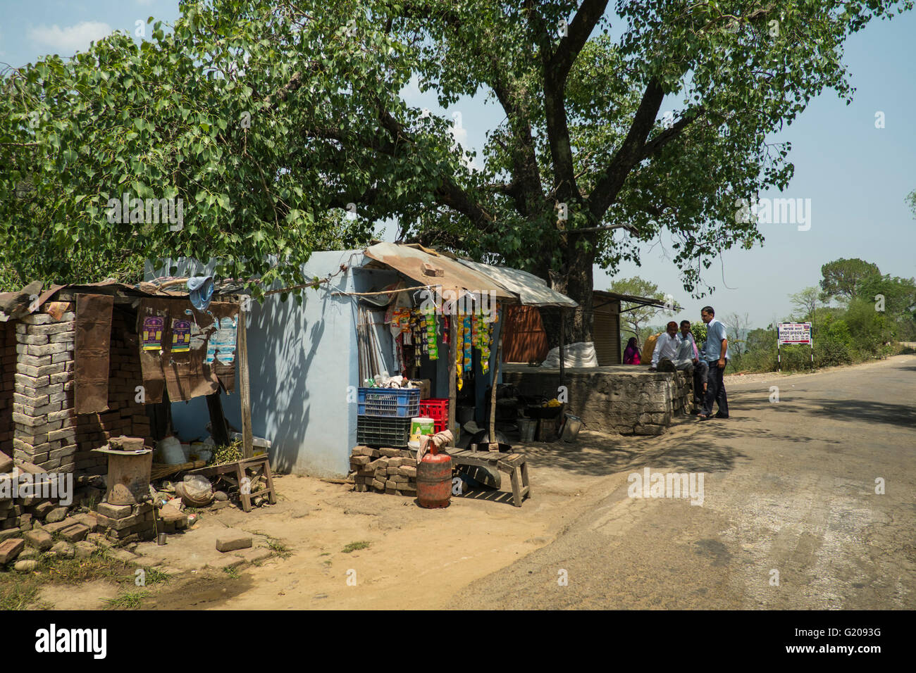 Un tipico villaggio tea shop accanto a una fermata del bus nelle zone rurali Himachal Pradesh, India Foto Stock