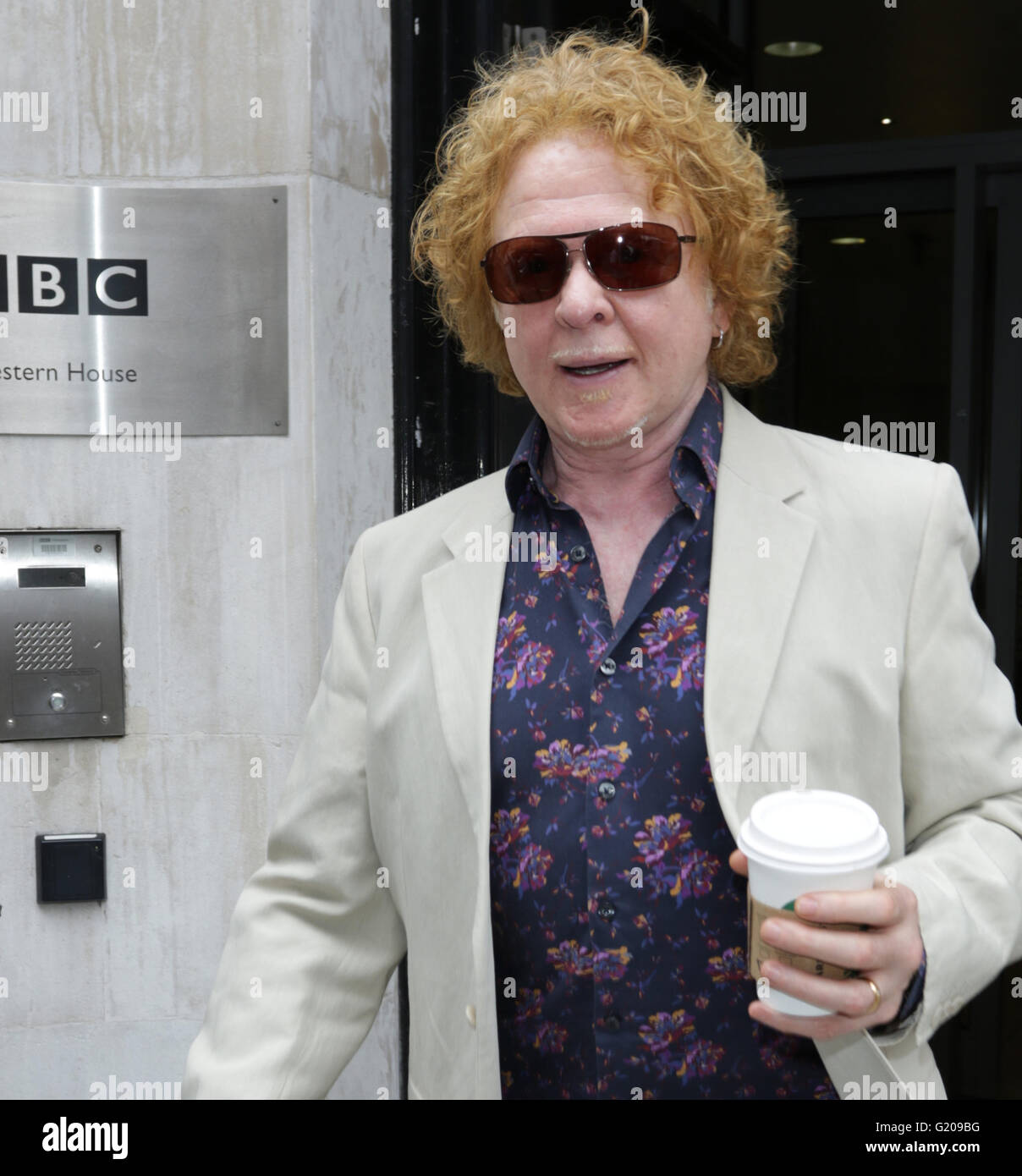 Londra, UK, 24 Maggio 2015: Mick Hucknall visto alla BBC radio due studios di Londra Foto Stock