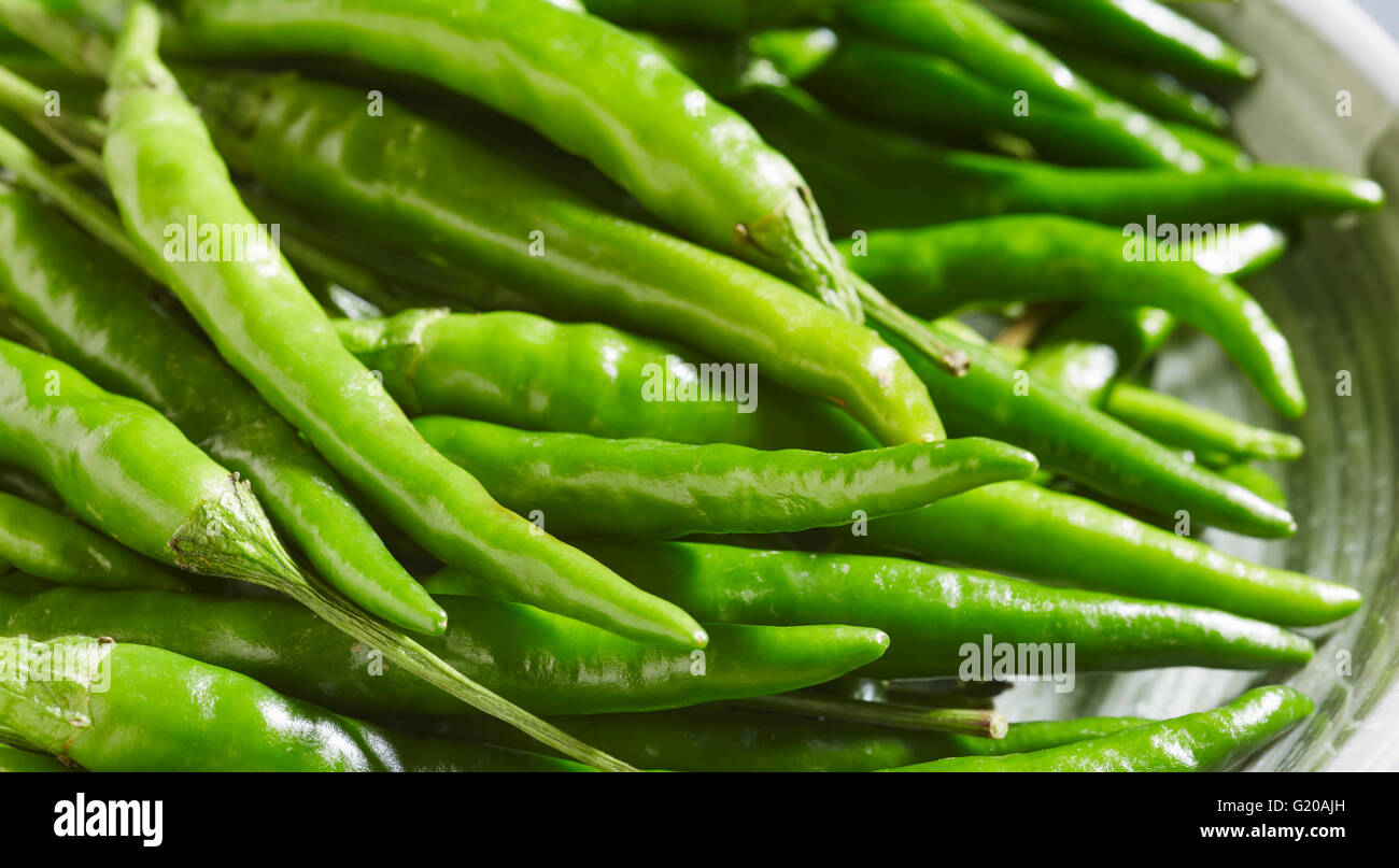 Piccoli peperoncini verdi, talvolta chiamato 'Thai' peperoncini rossi Foto Stock