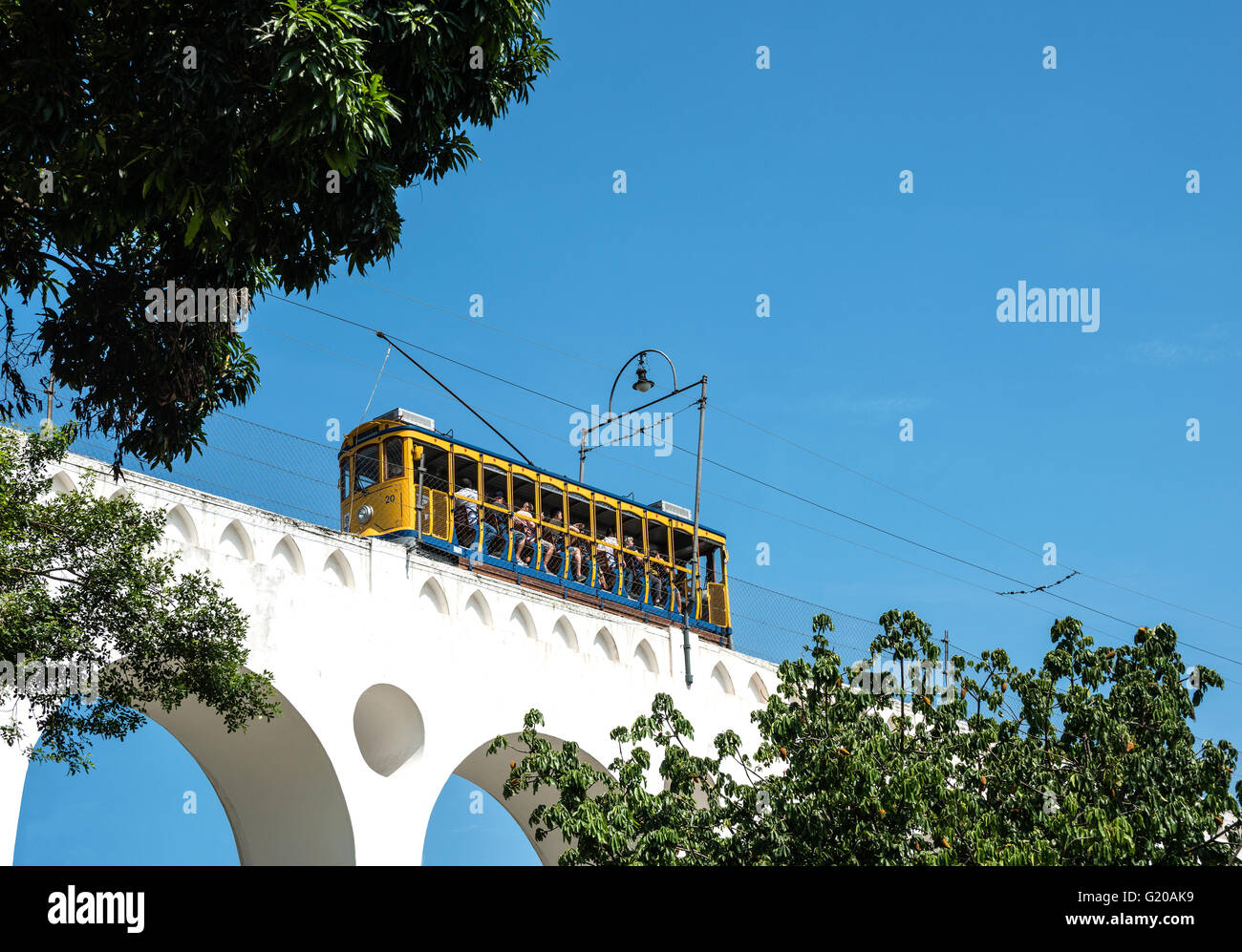 RIO DE JANEIRO, febbraio 19, 2016 - Dopo molti anni in Rio de Janeiro ancora hanno lanciato un famoso tram da Lapa a Santa Ter Foto Stock