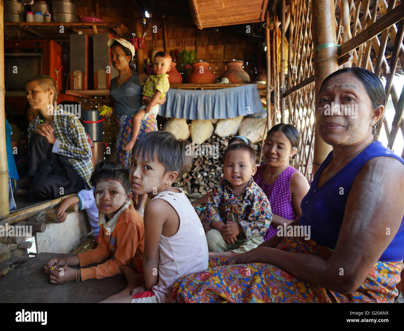 MYANMAR Hlaing Thayer, una delle baraccopoli della capitale Yangon dove le persone sono stati riposizionati dopo il 2008 Typhoon. MCHAN è attiva in questo settore con la sua comunità basata programma sanitario. I membri della Comunità e i bambini. Foto Stock