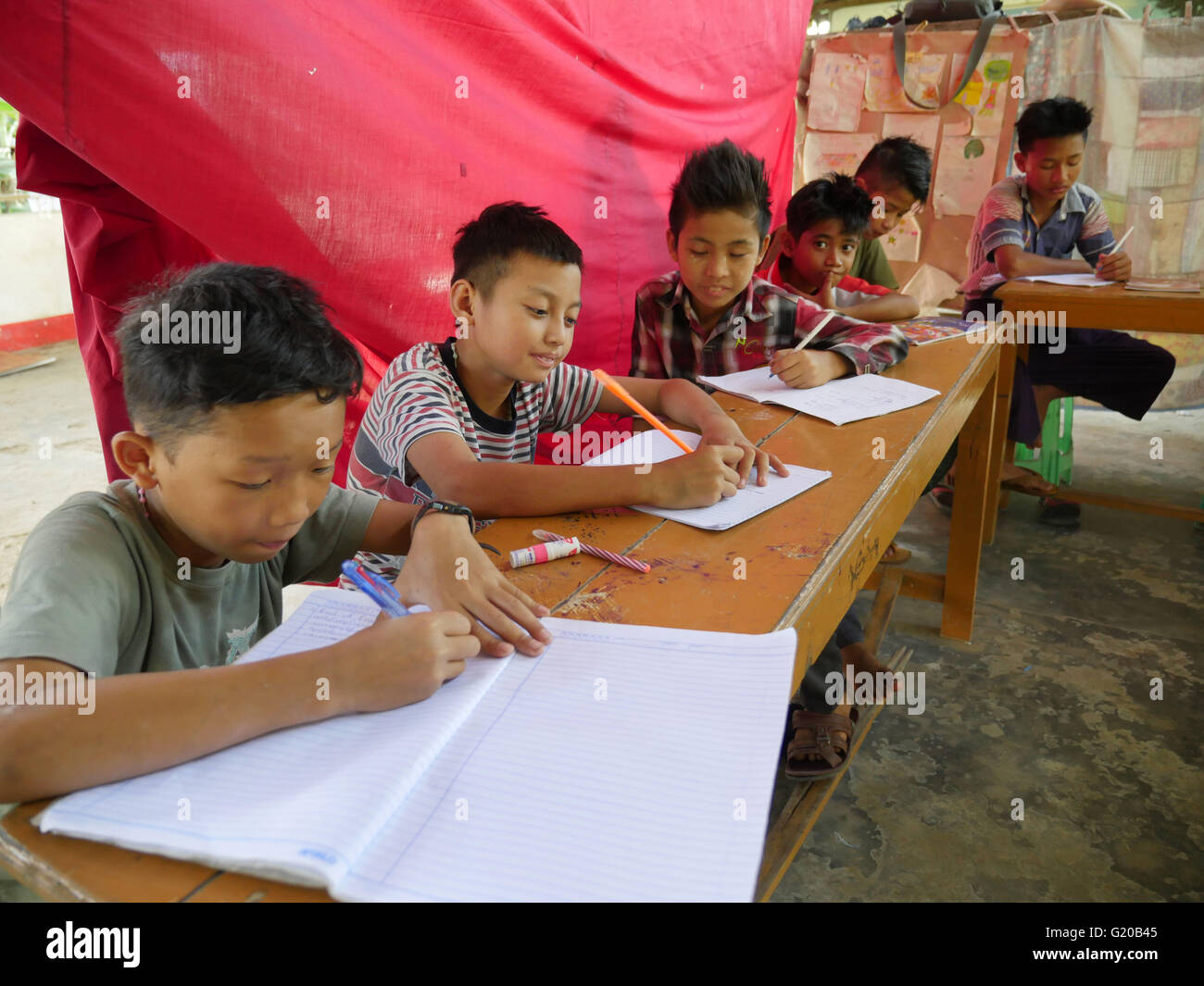 MYANMAR Santa Rita la casa di imbarco per le ragazze e i ragazzi a Maubin. I bambini provenienti da villaggi remoti, soggiorno qui in modo che possano frequentare le scuole locali. Classe insegnata da Thuzer Win. Foto Stock