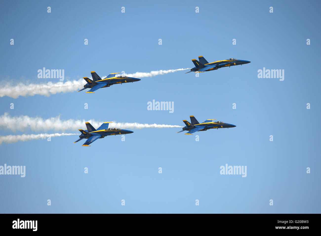 Saint Louis, MO, Stati Uniti d'America - 15 Maggio 2016: il Blue Angels eseguire allo spirito di San air show in Saint Louis, Missouri. Foto Stock