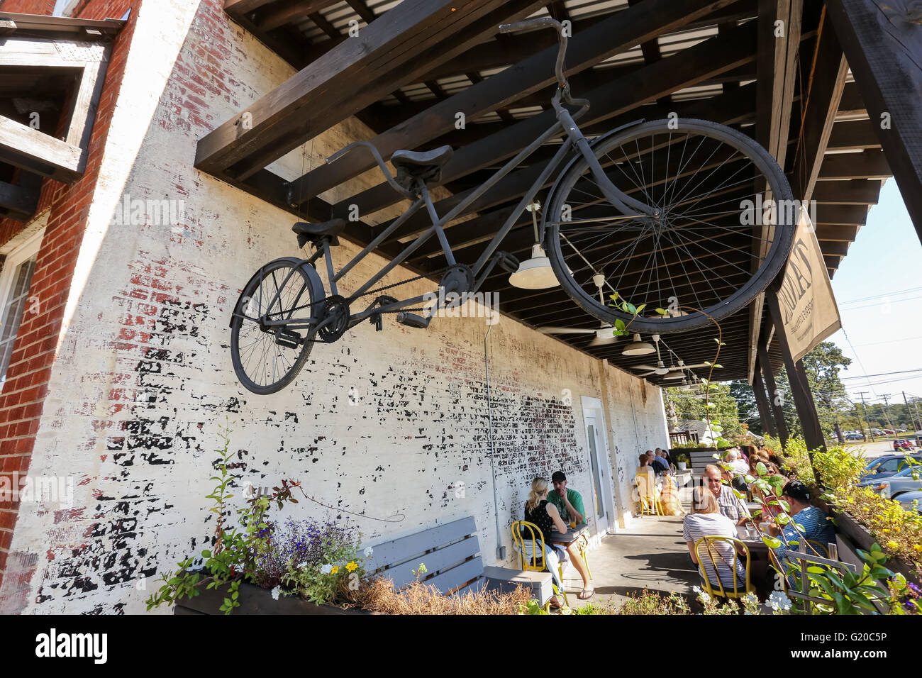 Una vecchia bicicletta serve come un segno per il Tandem e Creperie Coffeehouse in Travelers Rest nei pressi di Greenville nella Carolina del Sud. Foto Stock