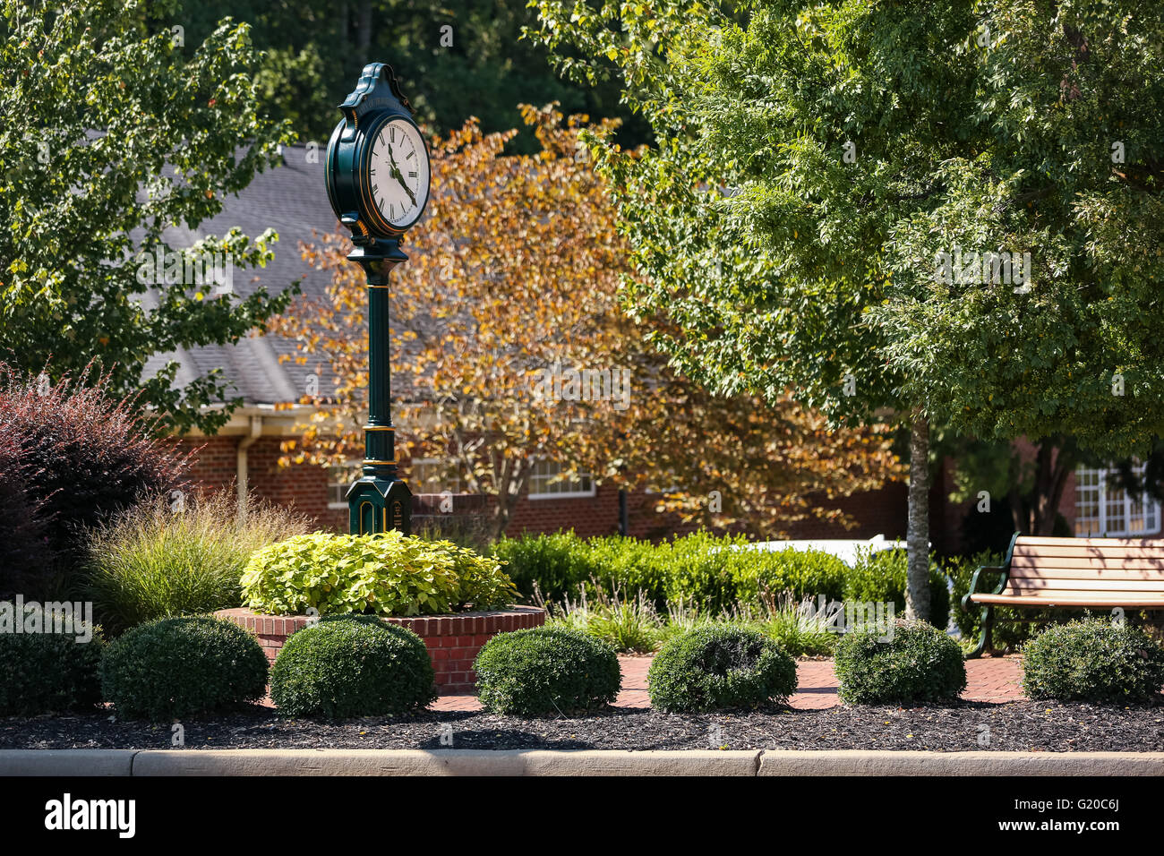 Il vecchio orologio della città lungo il coniglio di palude sentiero attraverso Travelers Rest nei pressi di Greenville nella Carolina del Sud. Foto Stock