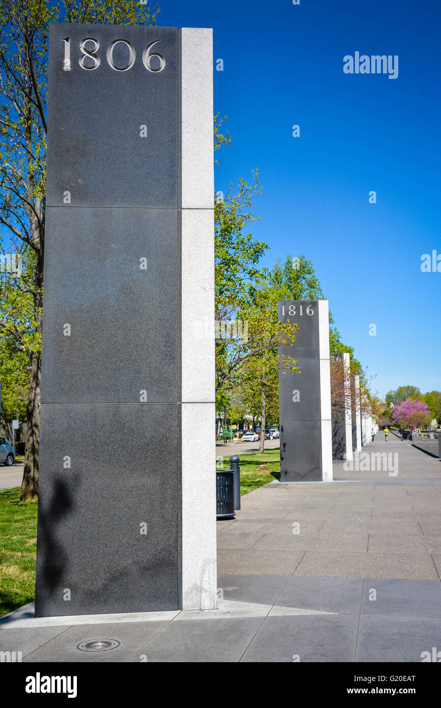 Date incise in granito piloni distanziati lungo il percorso della storia presso il bicentenario Capitol Mall parco statale, Nashville, TN Foto Stock