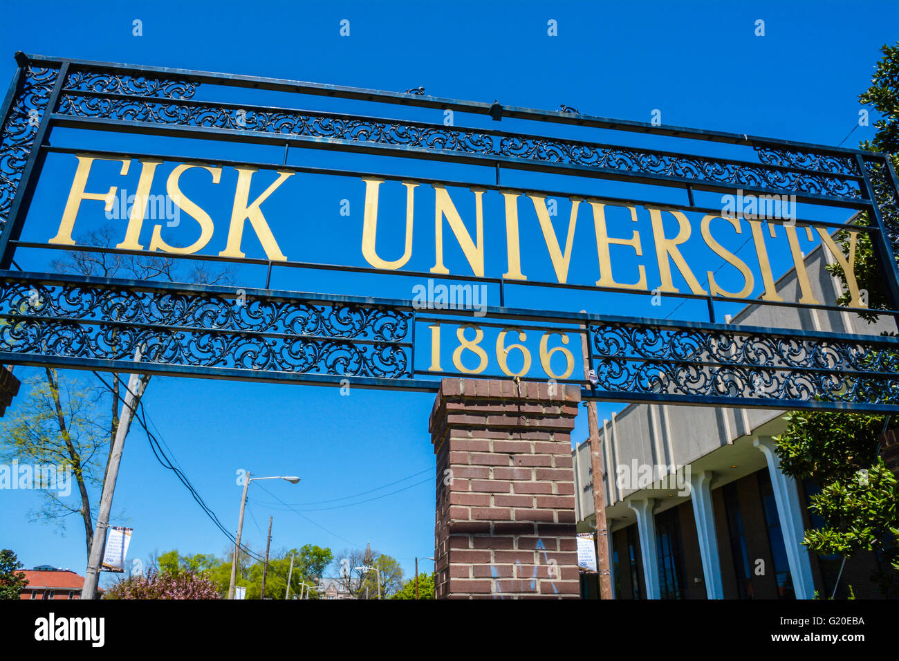 L'ingresso al campus è in ferro battuto in alto segno reticolo di arte grafica per la Fisk University in oro, fondata nel 1866 a Nashville, TN, un HBC. Foto Stock
