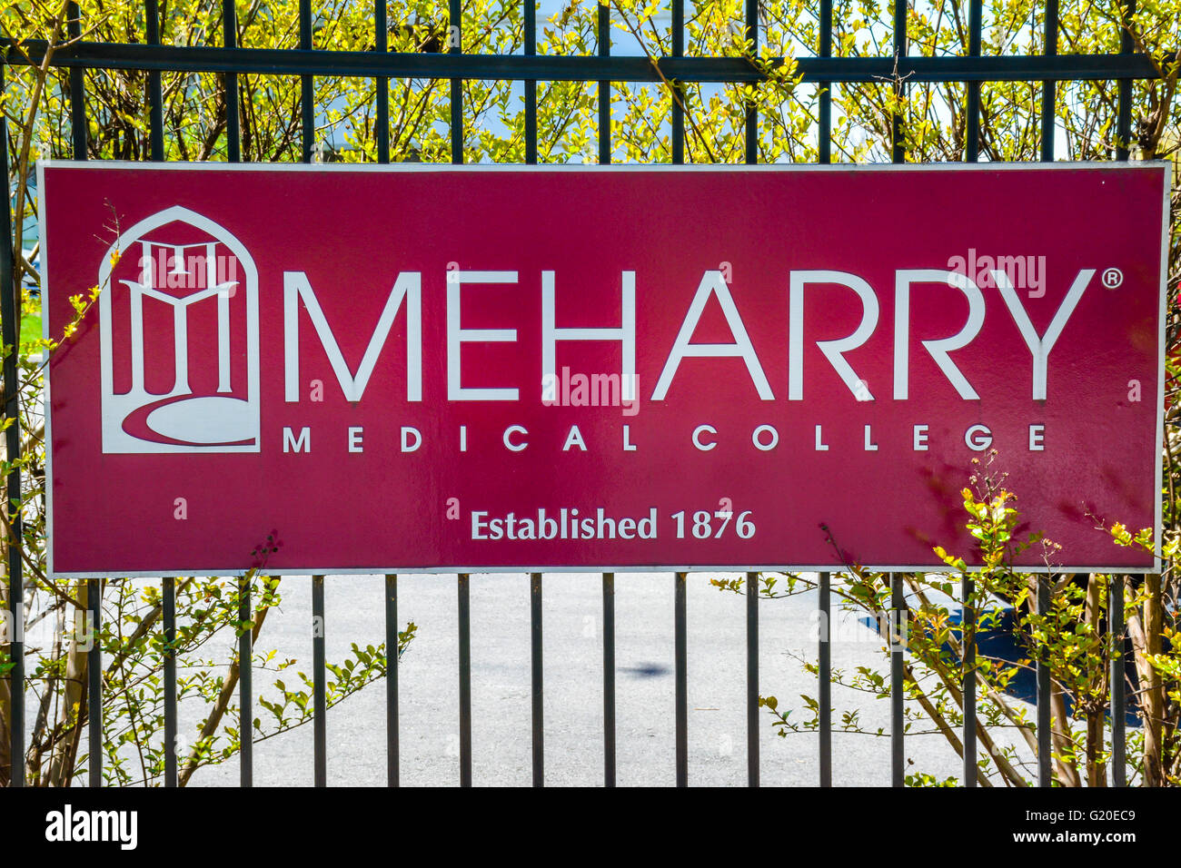 Un segno di metallo rosso per il Meharry Medical College, storicamente nero, istituito nel 1876, è fissato su una recinzione di ferro a Nashville, TN, USA Foto Stock