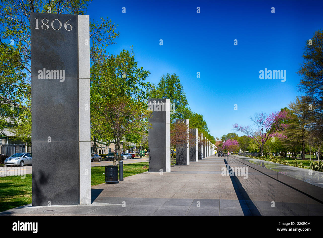 Date incise in granito piloni distanziati lungo il percorso della storia presso il bicentenario Capitol Mall parco statale, Nashville, TN Foto Stock