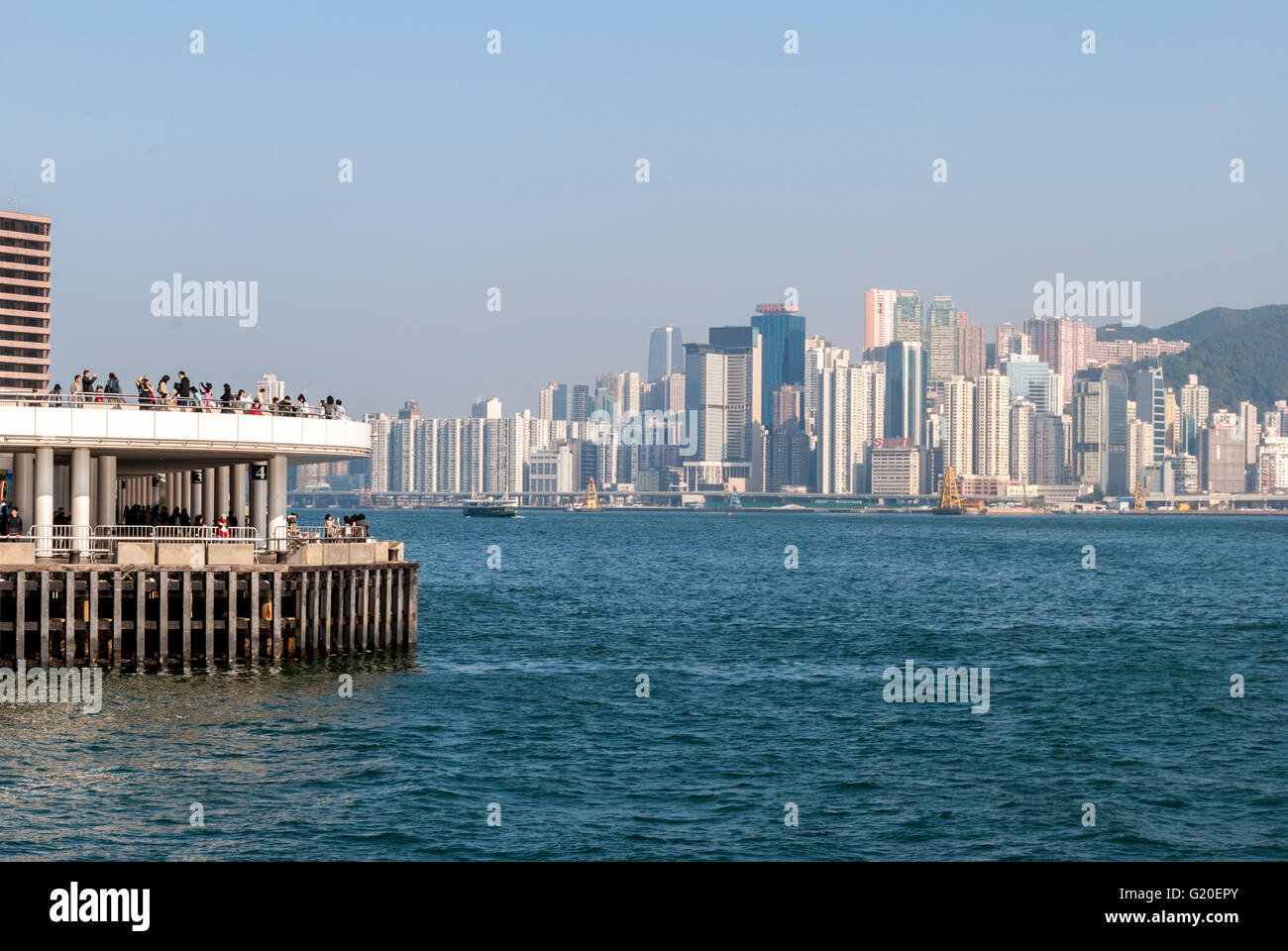 Skyline di Hong Kong da Kowloon e Victoria Bay Foto Stock