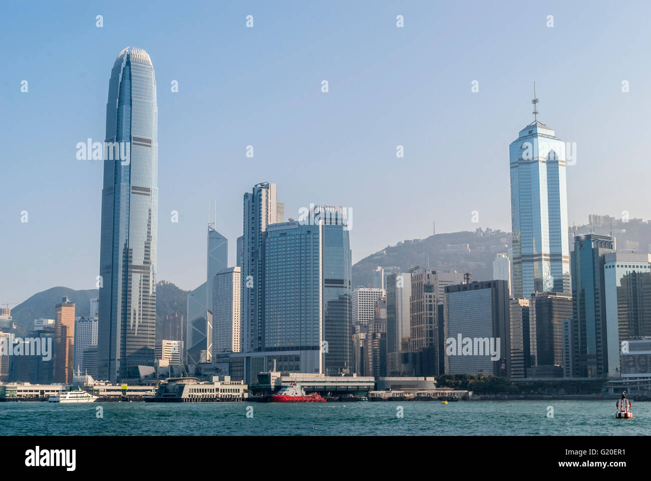 Skyline di Hong Kong dalla baia di Victoria Foto Stock