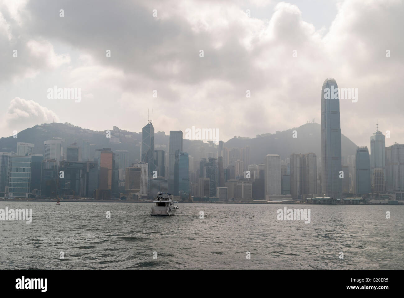 Skyline di Hong Kong da Victoria Bay in un giorno nuvoloso Foto Stock