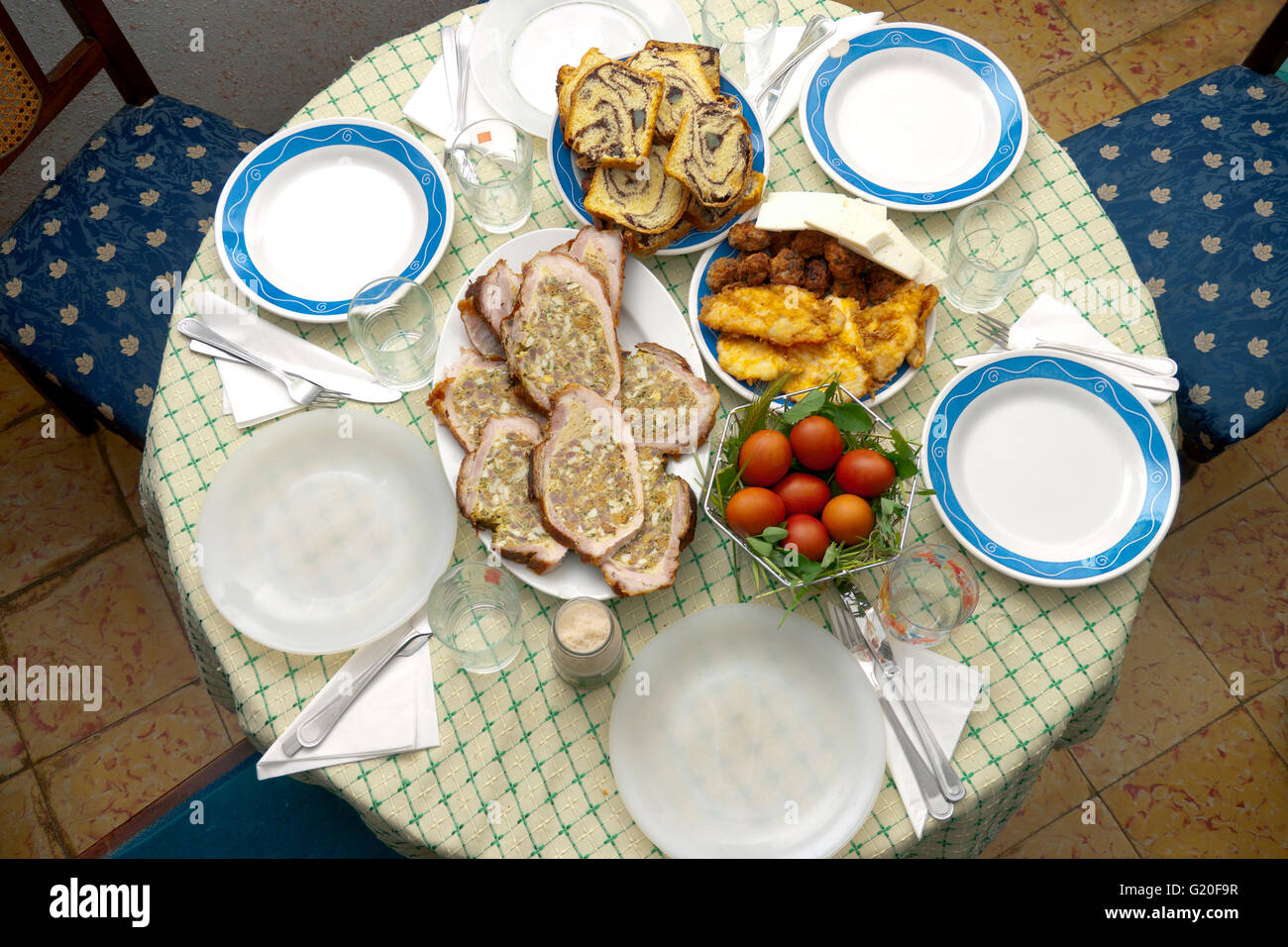 Tabella con cibo rumeno nella Settimana Santa Foto Stock