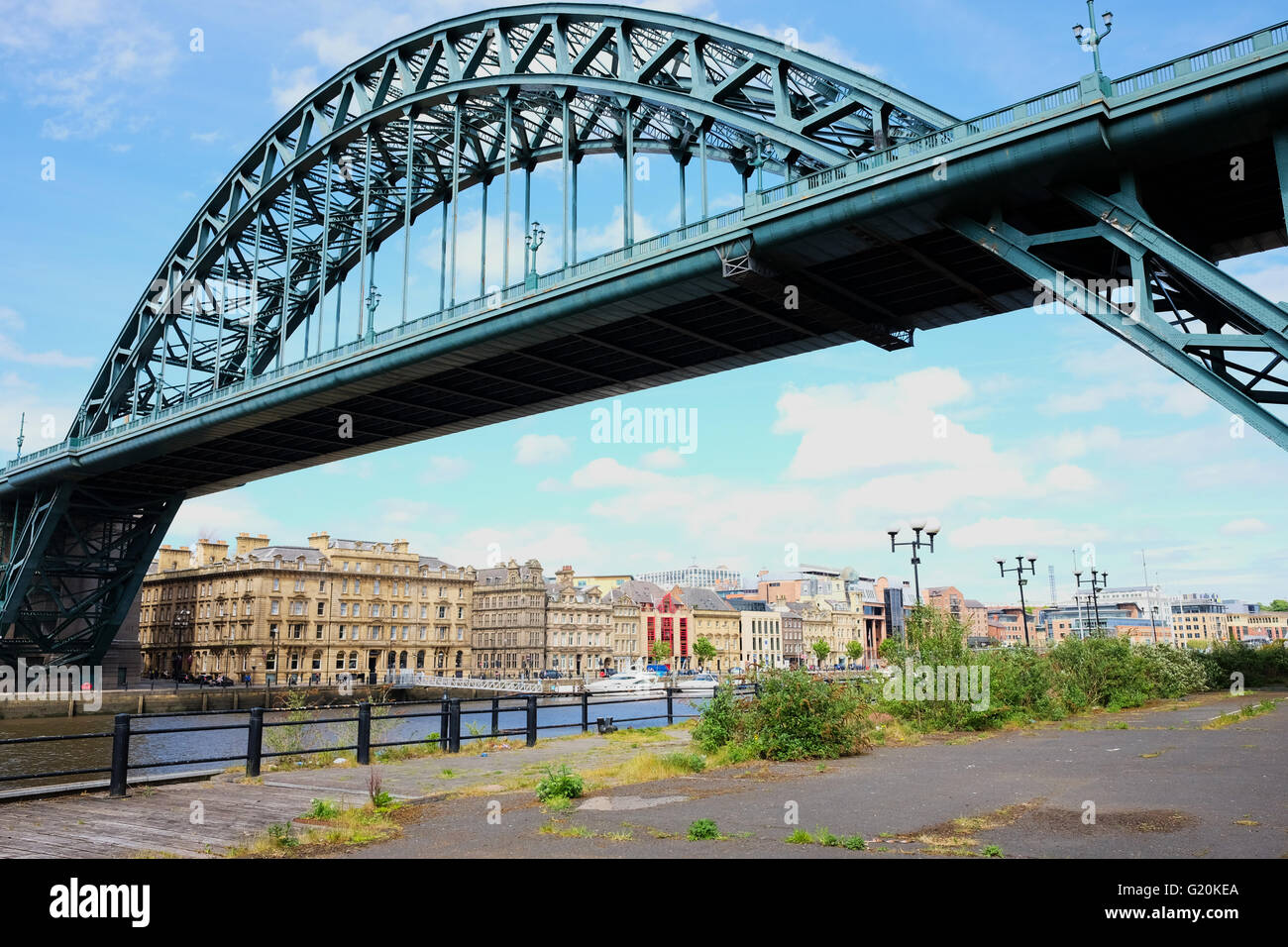 Tyne Bridge e Newcastle Quayside, Newcastle, Tyne and Wear, Inghilterra. Foto Stock