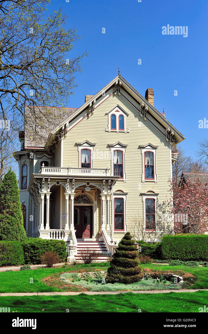 Elgin, Illinois, Stati Uniti d'America. Un ben mantenuto vintage home con meticolosa paesaggistica in un quartiere storico. Foto Stock