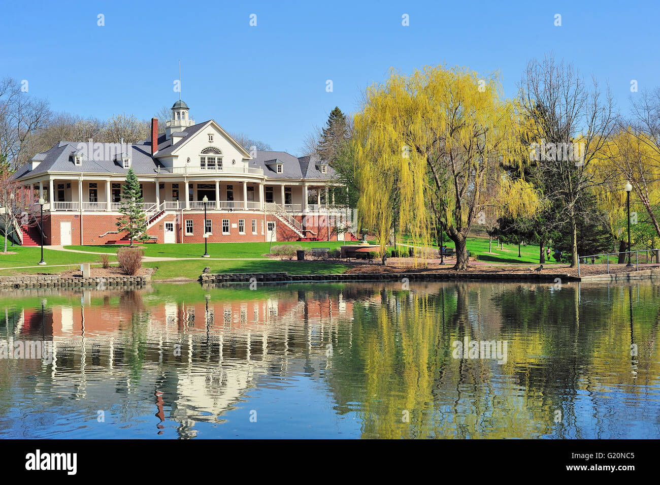 I signori Park Pavillion riflettendo nel parco pond.La struttura è uno dei più significativi monumenti a Elgin, Illinois, Stati Uniti d'America. Foto Stock