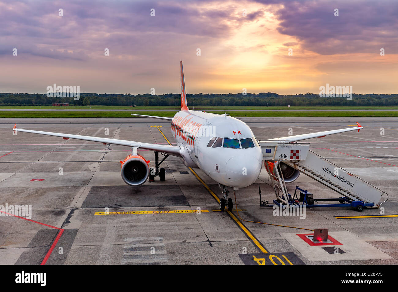 Easyjet velivolo sul parcheggio in aeroporto Milano Malpensa di Milano, Italia. Foto Stock