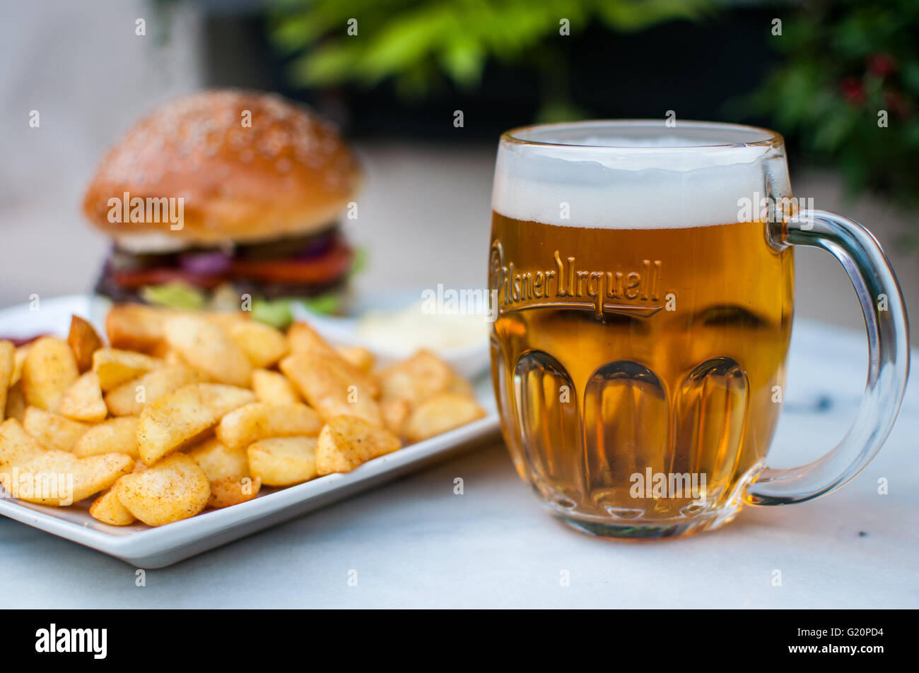 Burger con patate e birra - cucina di strada a Bucarest Foto Stock