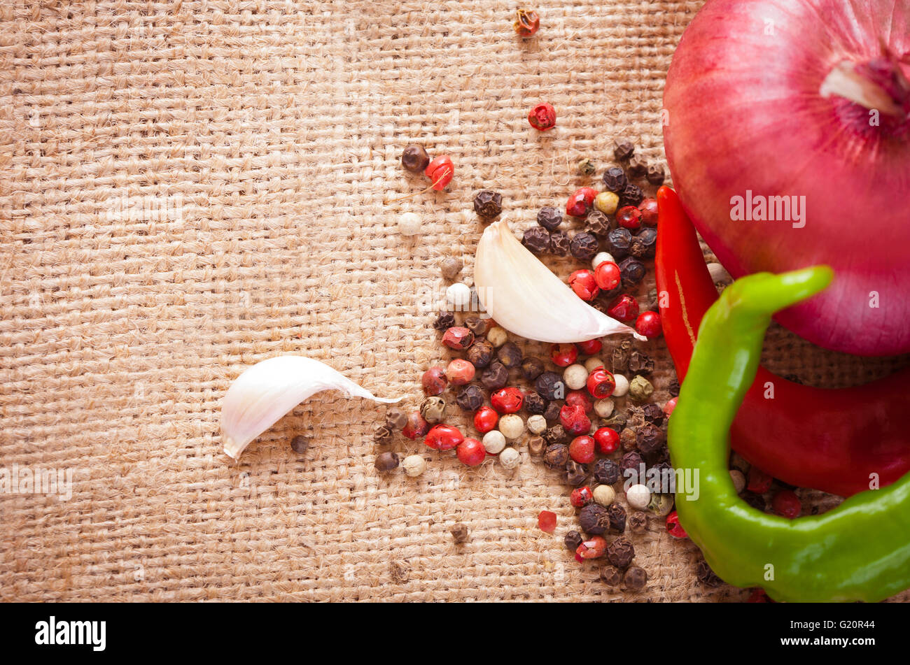 Cipolle, aglio, peperoncino e spezie sul tavolo di close-up, vista dall'alto Foto Stock