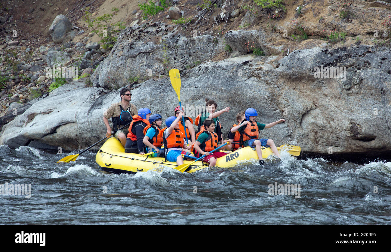 Famiglia e amici in un viaggio di rafting sul fiume. Foto Stock