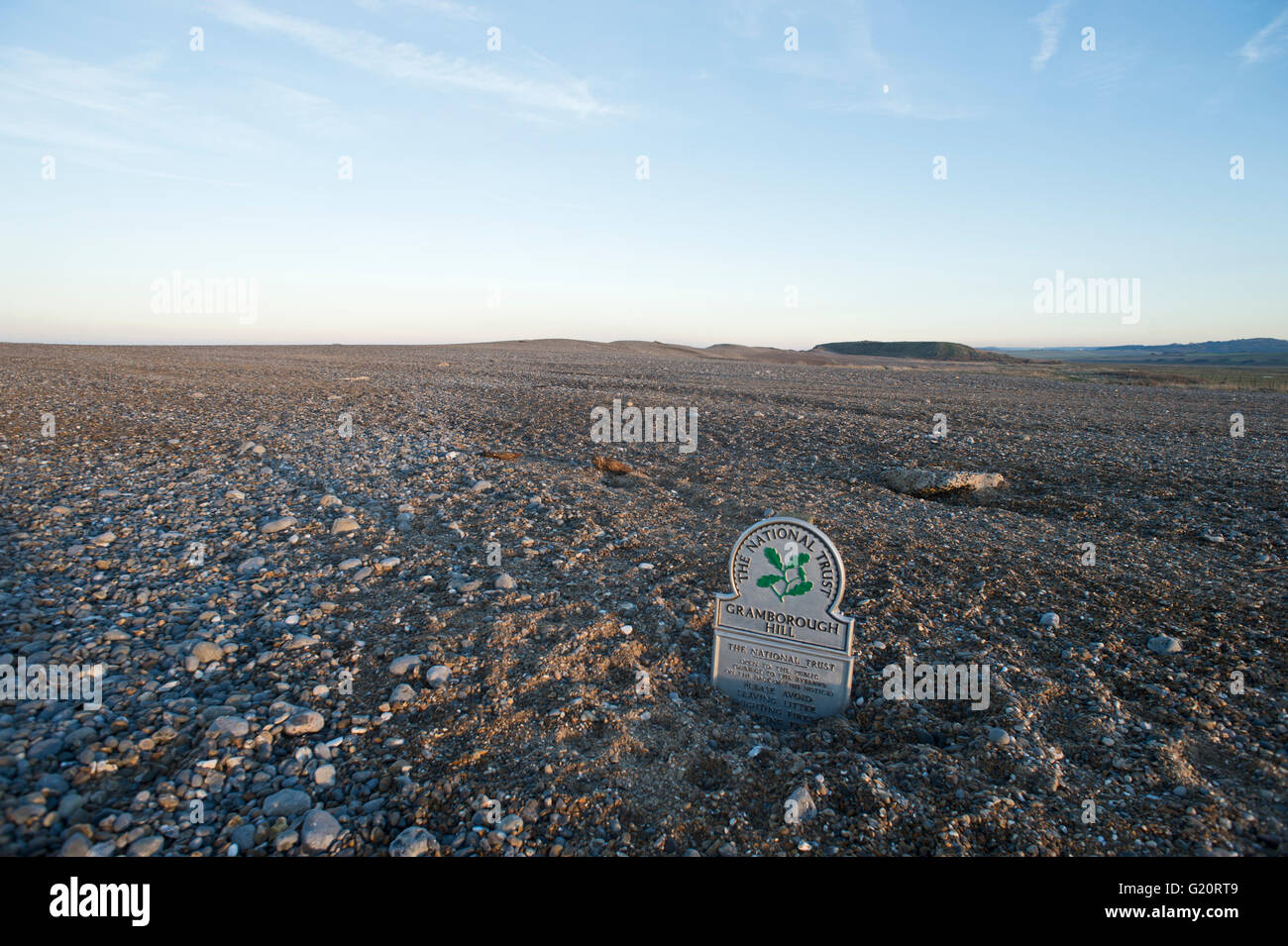 Il National Trust segno inserimenti fuori dalla spiaggia parcheggio auto sepolta sotto tegola a Salthouse dopo il mare del Nord surge sulla notte del 5° Decem Foto Stock