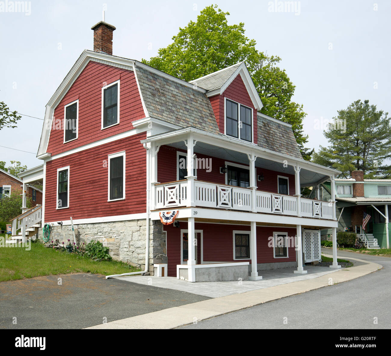 Rosso coloniale olandese da circa ottocento Essex New York STATI UNITI D'AMERICA Adirondack State Park. Foto Stock