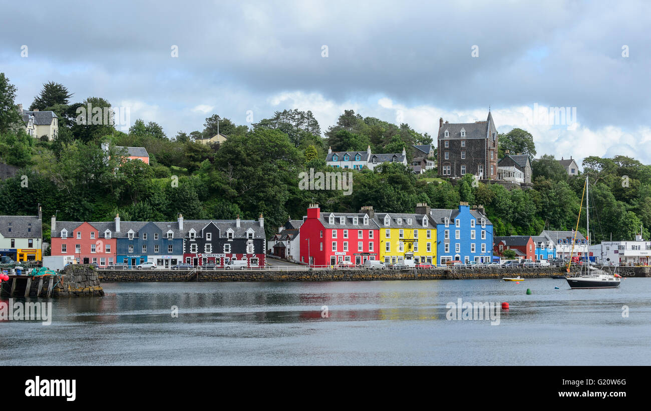 Tipico Porto e case colorate di Tobermory, Isle of Mull, Scozia Foto Stock