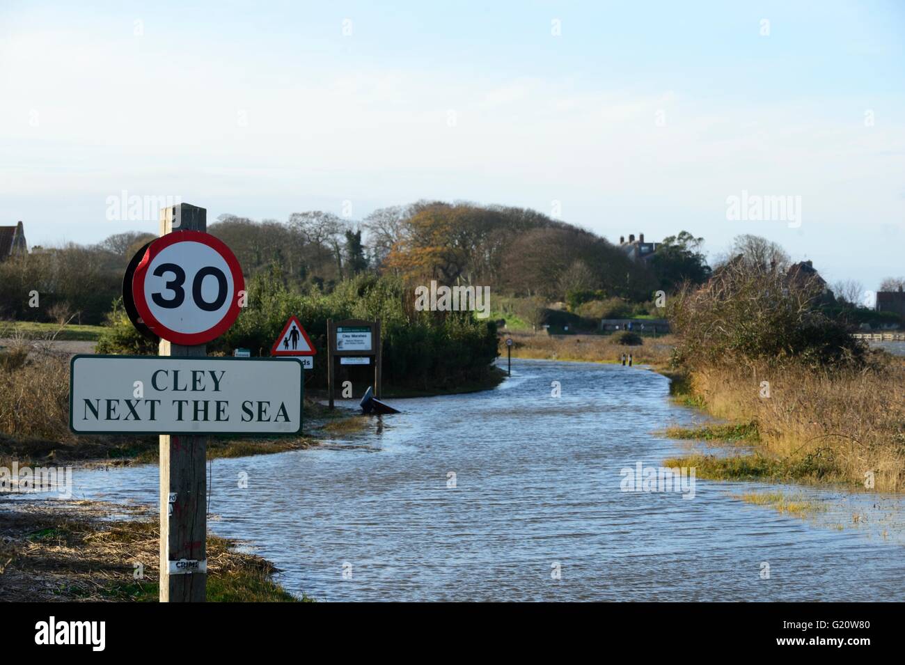 Cley paludi e litoranea allagata dopo la mareggiata di notte del 5 dicembre 2013 Norfolk, vista lungo la sponda Est Foto Stock