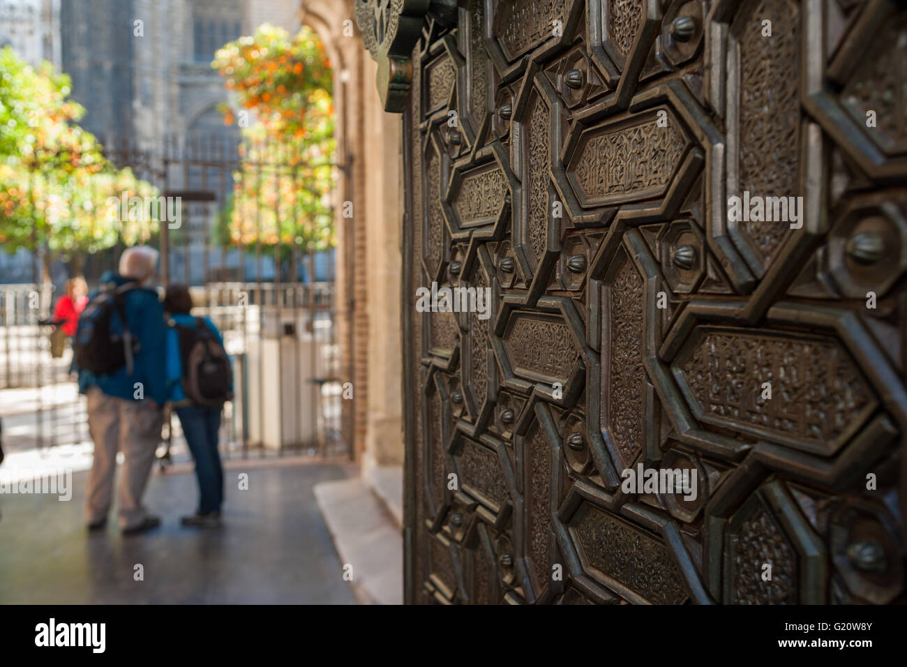 Dettaglio del porta bornze della più antica porta della Cattedrale di Siviglia, risalente al XII secolo e noto come 'Puerta del Perdón', scopre che le sue porte di bronzo erano originariamente decorate con dipinti. Foto Stock