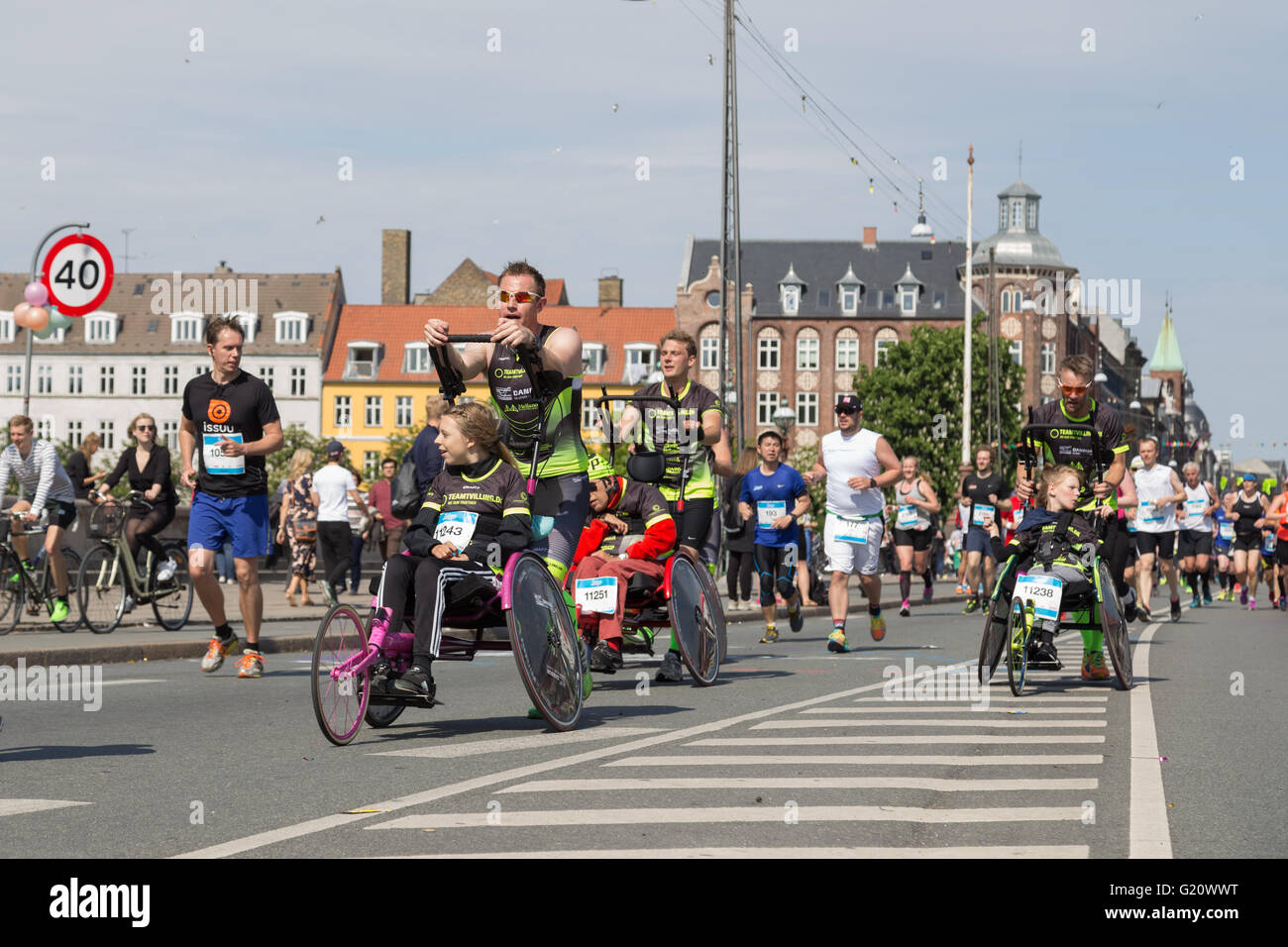 Copenhagen, Danimarca - 22 Maggio 2016: i corridori con sedie a rotelle presso l'evento annuale maratona di Copenaghen. Foto Stock