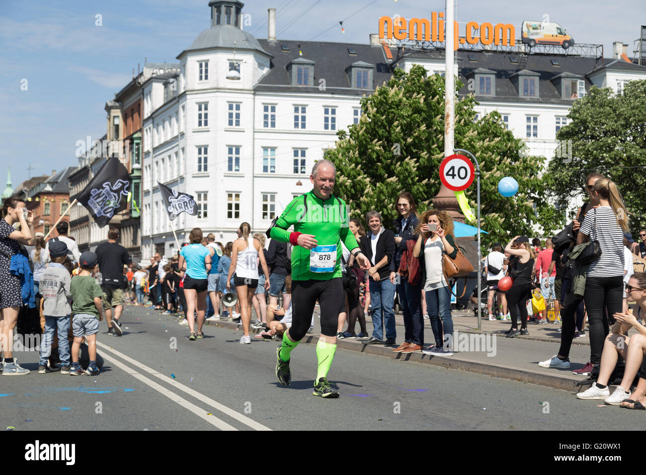 Copenhagen, Danimarca - 22 Maggio 2016: un anziano guida presso l'evento annuale maratona di Copenaghen. Foto Stock